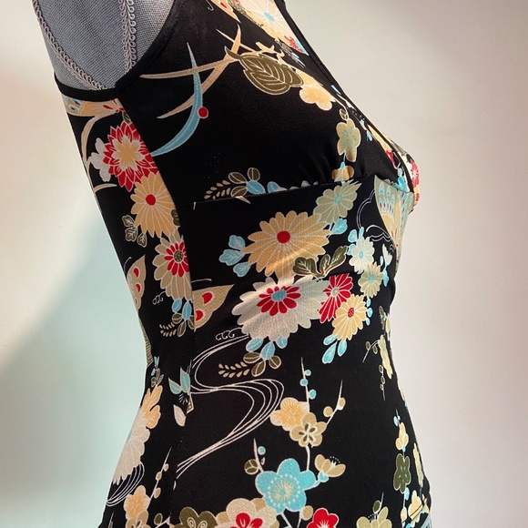 Floral Sleeveless Women's Top - Picture 2 of 9